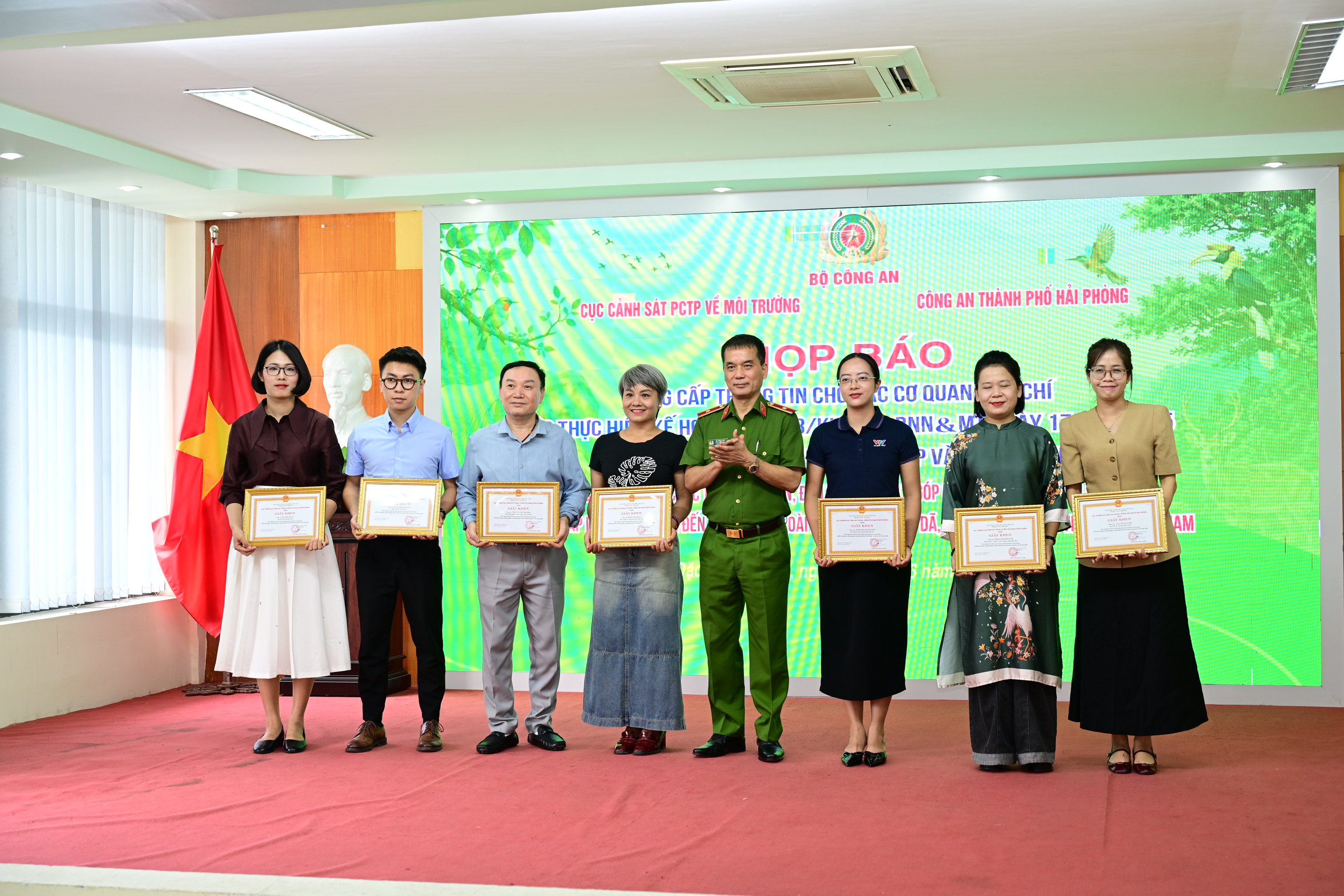 Huy động sức mạnh của toàn xã hội trong việc bảo vệ các loài động vật hoang dã, bảo vệ nguồn lợi thủy sản và giữ gìn đa dạng sinh học